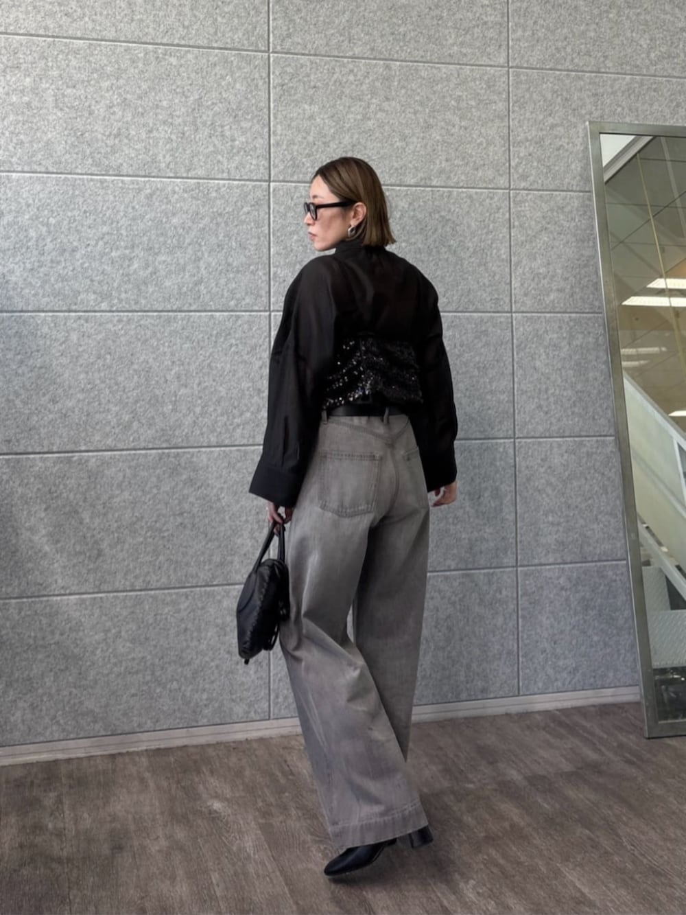 グレー系のデニムパンツ、ブラック系のタンクトップ、ブラック系のシャツ/ブラウスを着用したレディースの春コーディネートの4枚目の写真