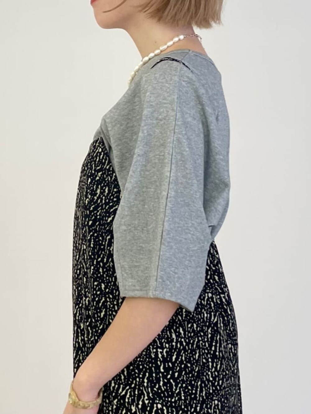 ブラック系のワンピース、グレー系のTシャツ/カットソーを着用したレディースの秋コーディネートの3枚目の写真