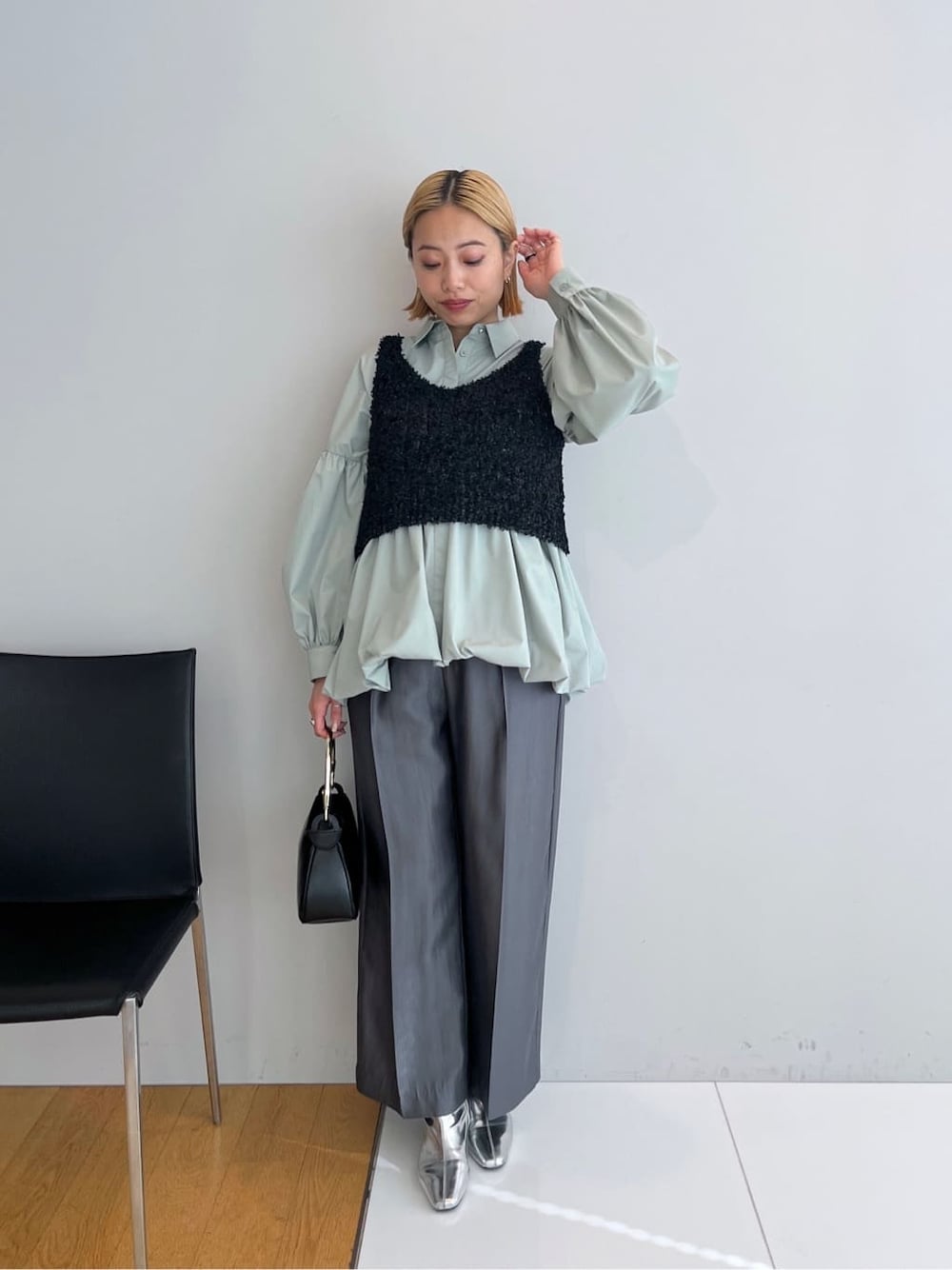 ブラック系のベスト、グリーン系のシャツ/ブラウス、グレー系のその他パンツを着用したレディースの冬コーディネートの2枚目の写真