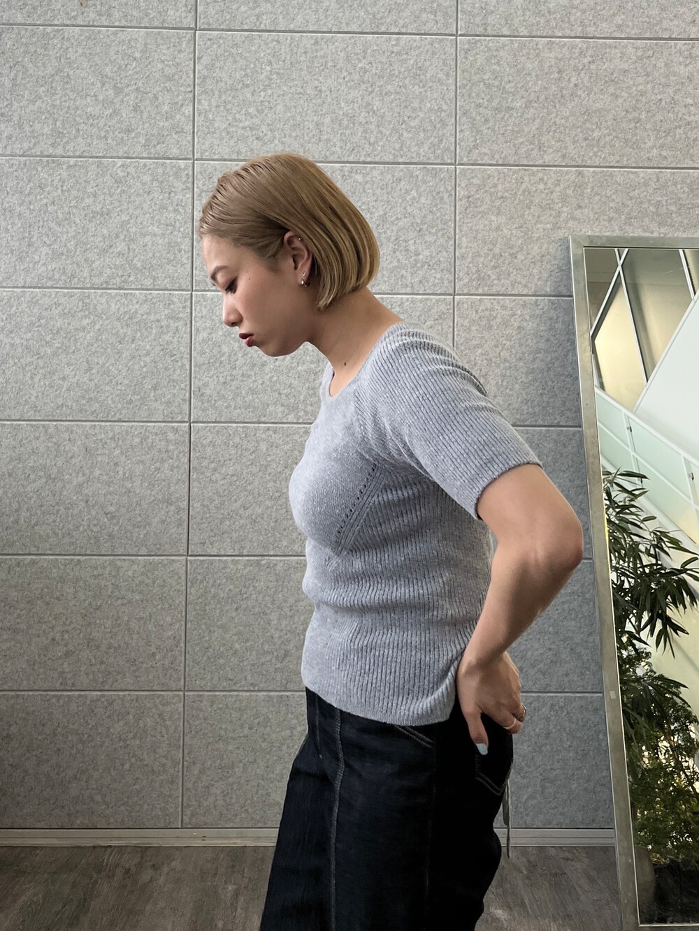 ブルー系のデニムパンツ、ブルー系のニット/セーターを着用したレディースの春コーディネートの6枚目の写真