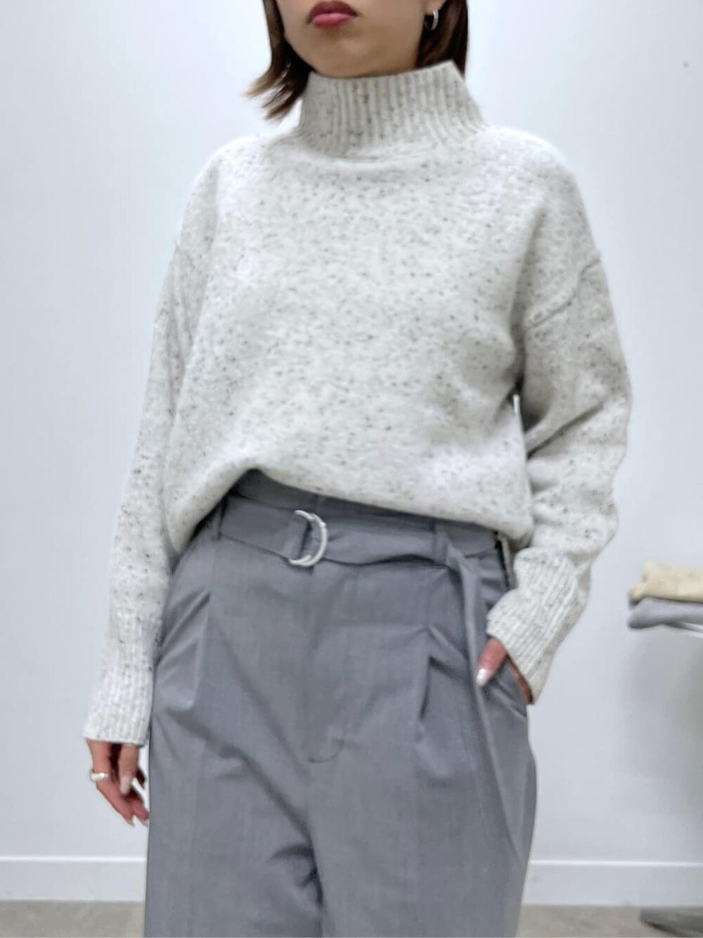 ホワイト系のニット/セーター、グレー系のその他パンツを着用したレディースの冬コーディネートの5枚目の写真