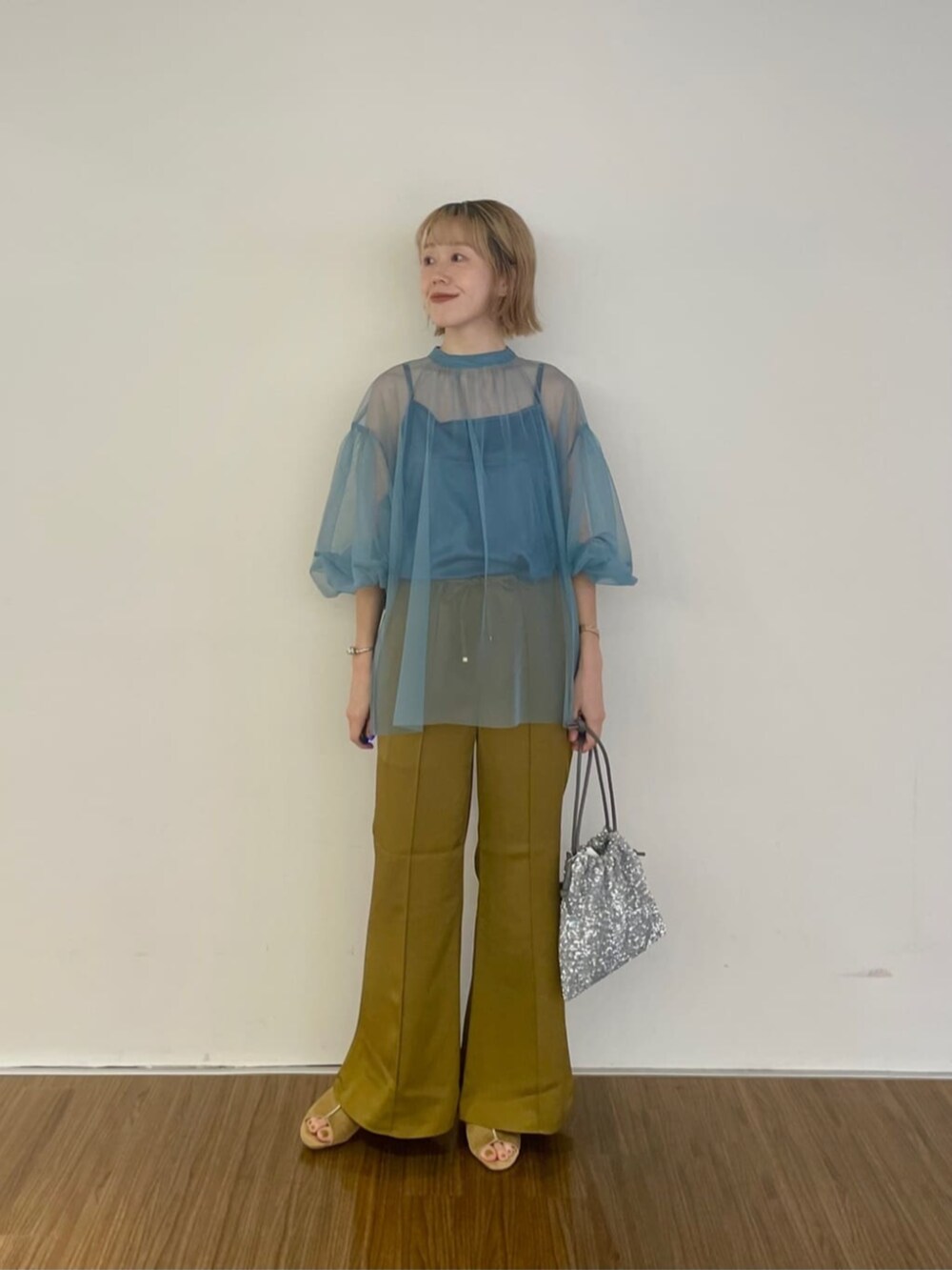 シルバー系のショルダーバッグ、ベージュ系のサンダル、ブルー系のシャツ/ブラウスを着用したレディースの秋コーディネートの3枚目の写真