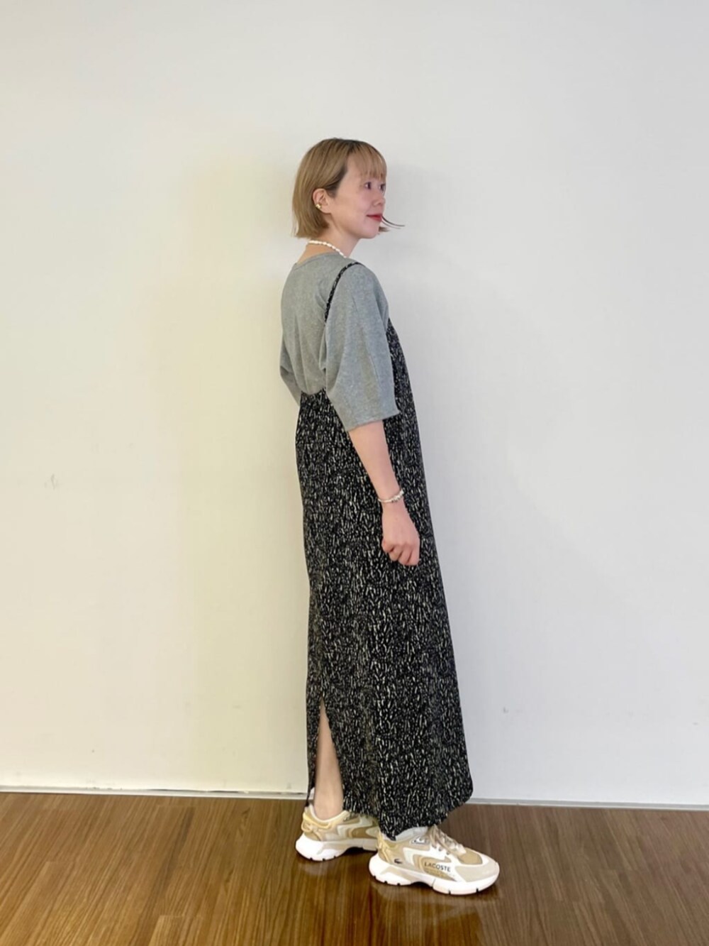 ブラック系のワンピース、グレー系のTシャツ/カットソーを着用したレディースの秋コーディネートの2枚目の写真