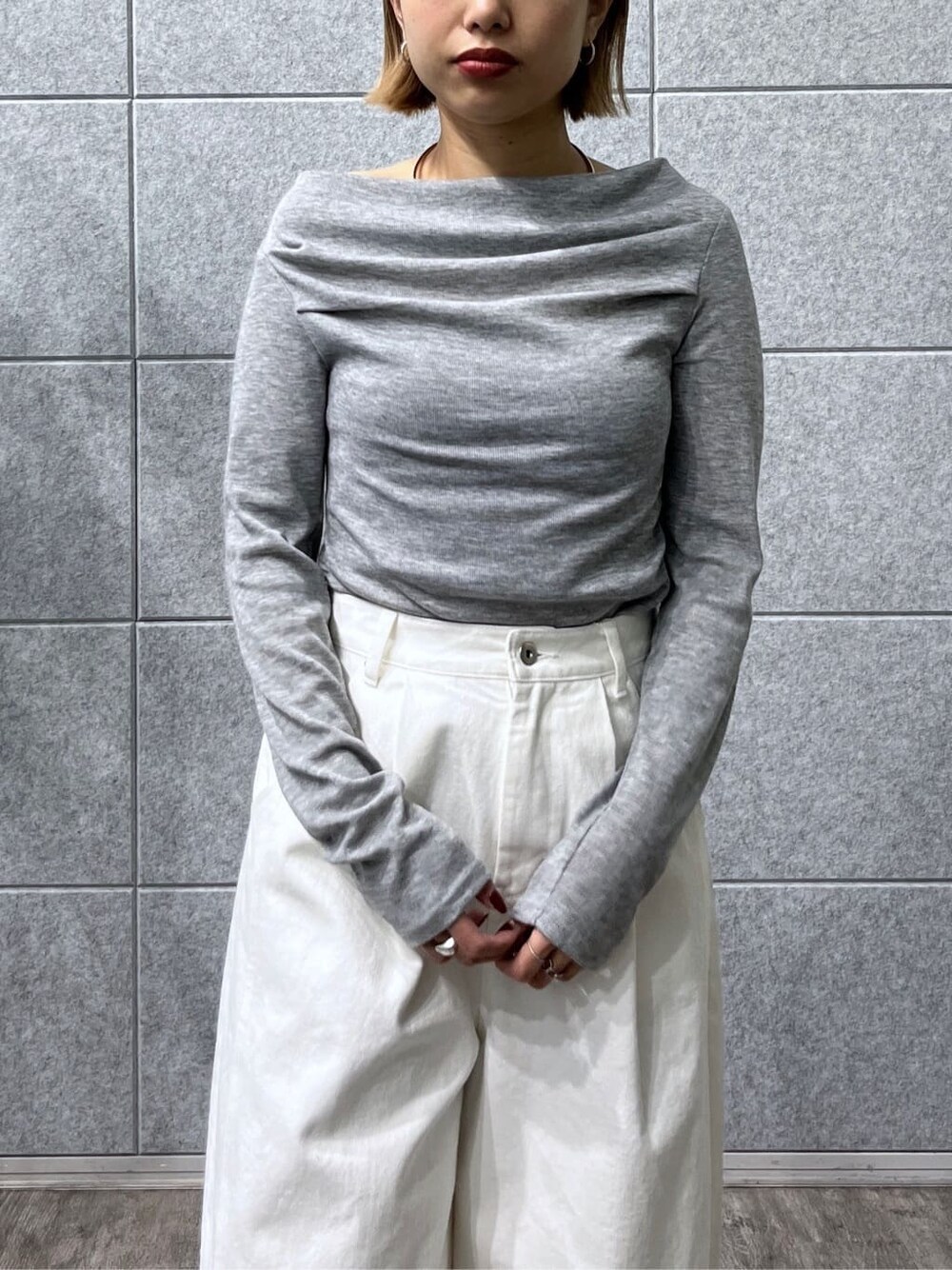 グレー系のTシャツ/カットソー、ホワイト系のデニムパンツを着用したレディースの冬コーディネートの7枚目の写真
