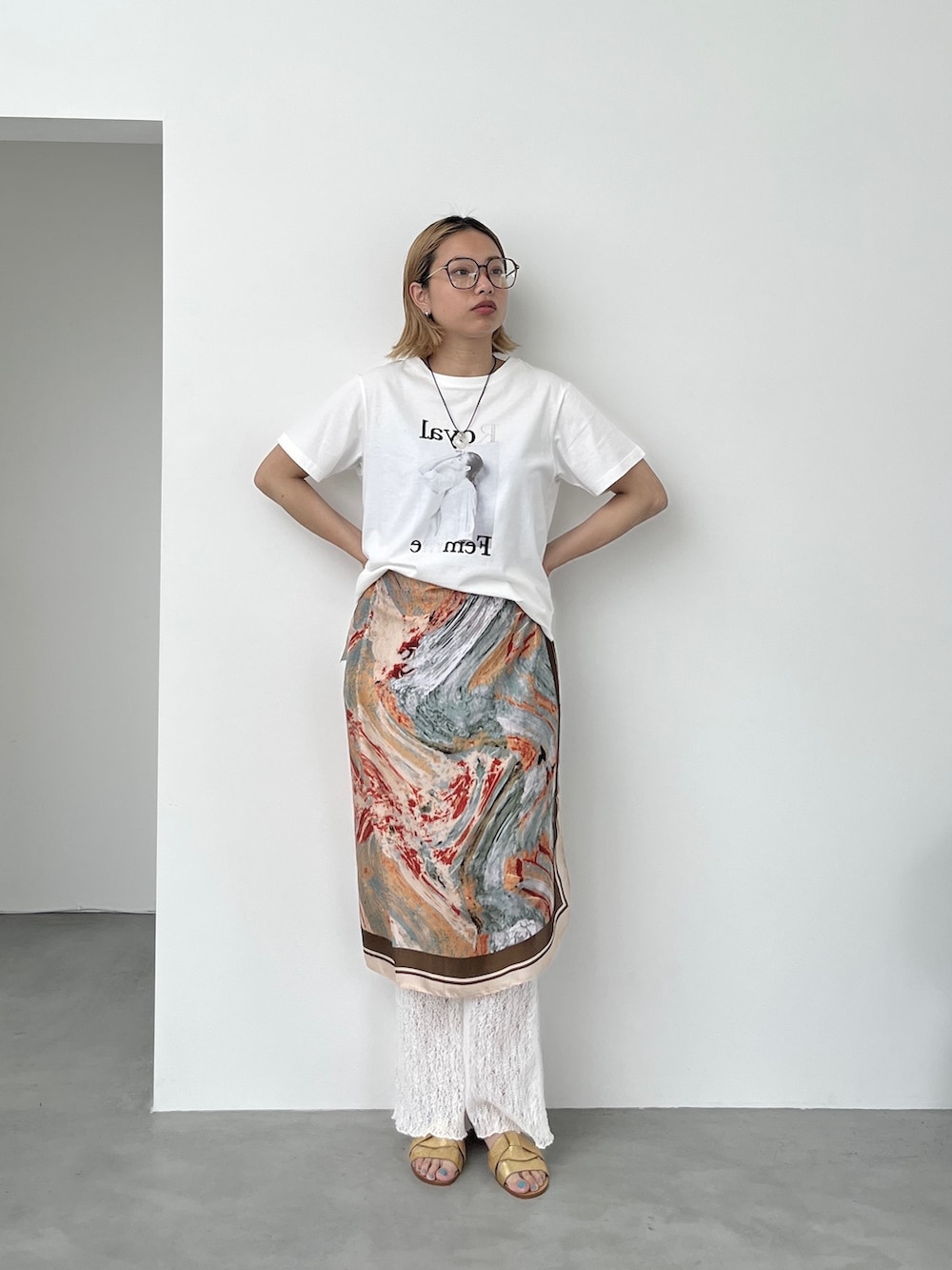 グレー系のカーディガン/ボレロ、ホワイト系のTシャツ/カットソー、ベージュ系のニット/セーターを着用したレディースの春コーディネートの7枚目の写真