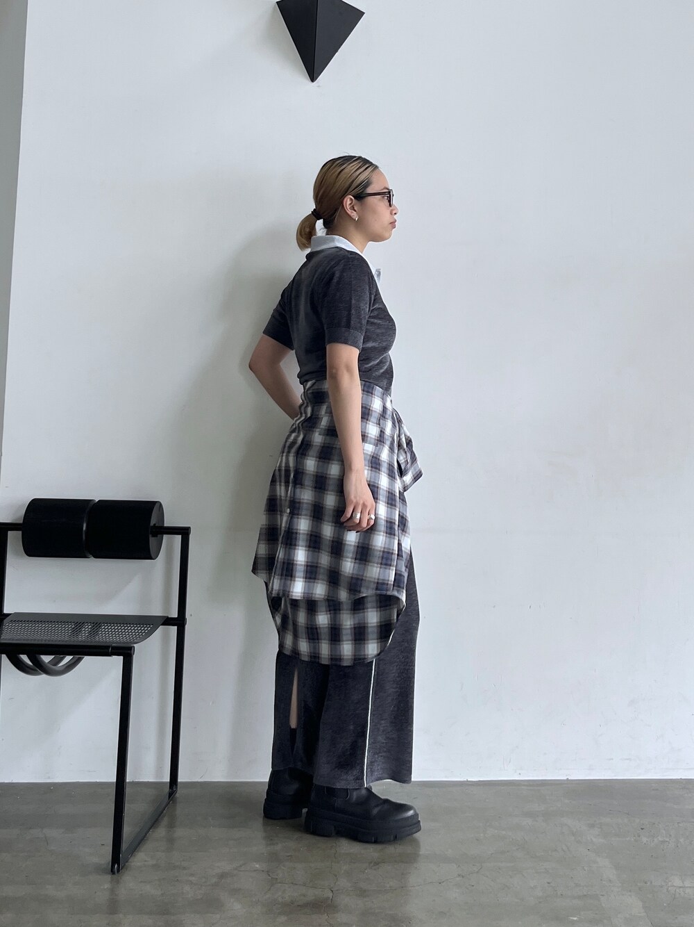 グレー系のニット/セーター、グレー系のスカート、ブルー系のシャツ/ブラウスを着用したレディースの夏コーディネートの3枚目の写真