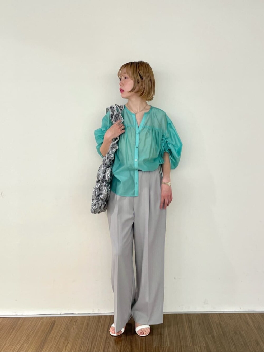 グレー系のその他パンツ、シルバー系のトートバッグ、グリーン系のシャツ/ブラウスを着用したレディースの春コーディネートの4枚目の写真