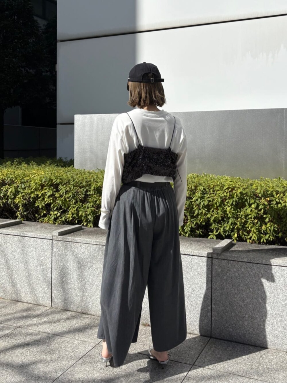 グレー系のその他パンツ、ホワイト系のTシャツ/カットソー、ブラック系のタンクトップを着用したレディースの春コーディネートの3枚目の写真