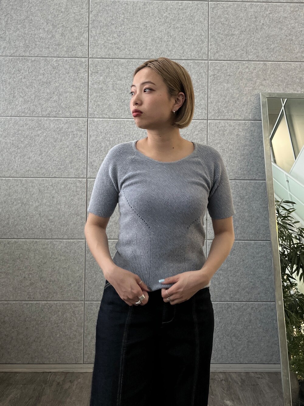 ブルー系のデニムパンツ、ブルー系のニット/セーターを着用したレディースの春コーディネートの5枚目の写真