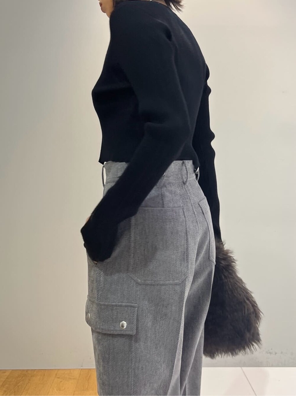 ブラック系のカーディガン/ボレロ、グレー系のその他パンツ、グレー系のハンドバッグを着用したレディースの秋コーディネートの6枚目の写真