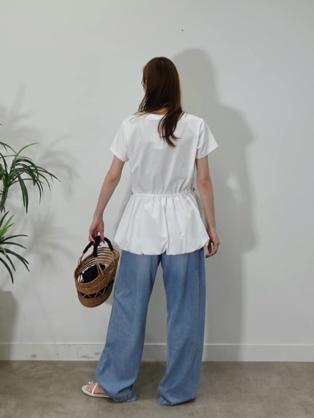 ブルー系のデニムパンツ、ホワイト系のTシャツ/カットソーを着用したレディースの夏コーディネートの3枚目の写真