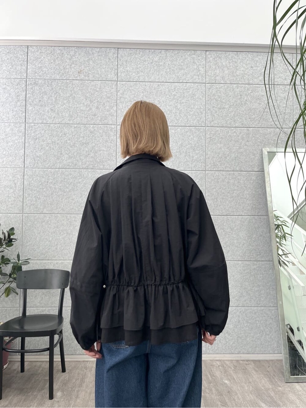 ブラック系のブルゾン、グリーン系のシャツ/ブラウス、ブルー系のデニムパンツを着用したレディースの冬コーディネートの9枚目の写真