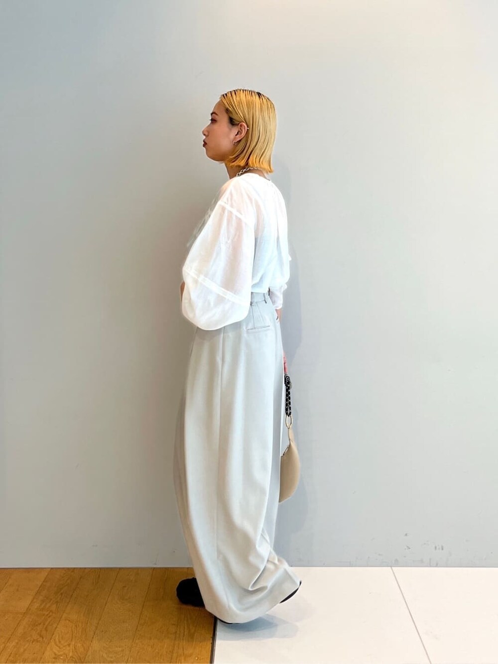 ホワイト系のシャツ/ブラウス、ベージュ系のその他パンツを着用したレディースの春コーディネートの2枚目の写真