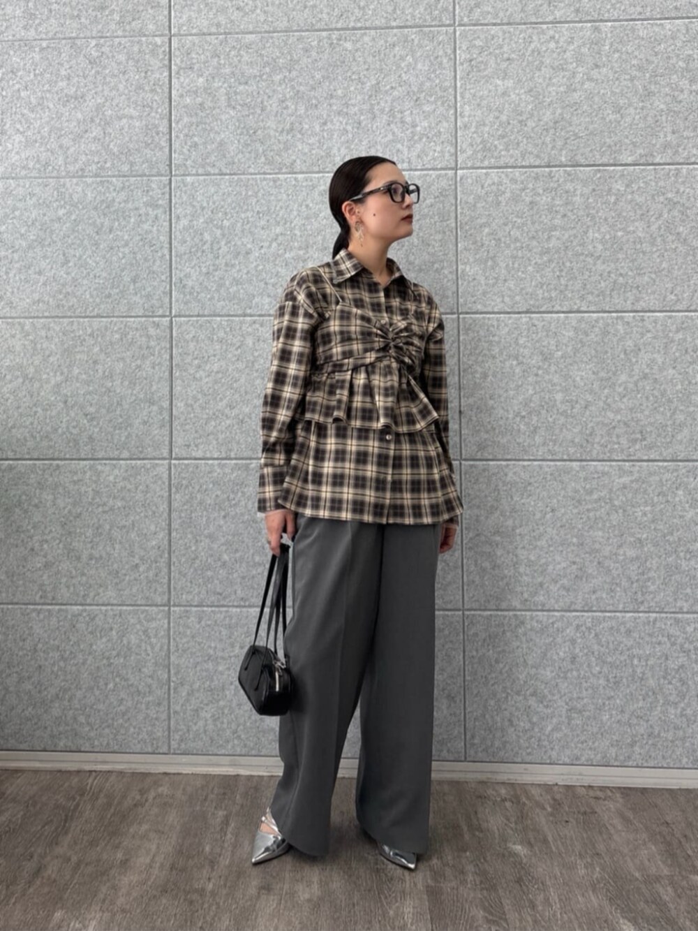 ベージュ系のタンクトップ、ベージュ系のシャツ/ブラウス、グレー系のその他パンツを着用したレディースの夏コーディネートの5枚目の写真