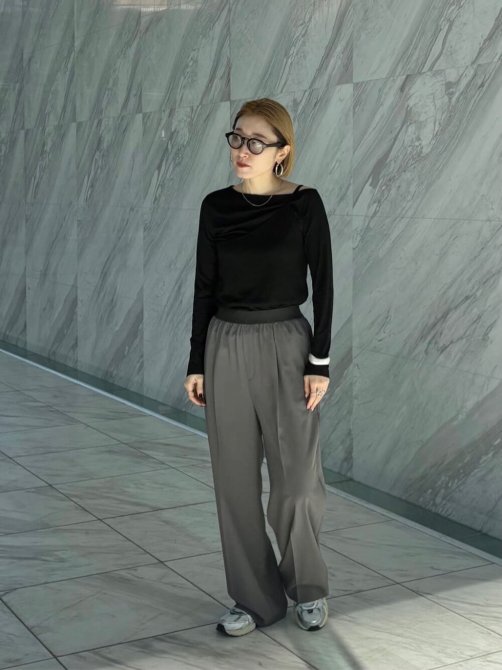 グレー系のその他パンツ、ブラック系のTシャツ/カットソーを着用したレディースの春コーディネートの2枚目の写真