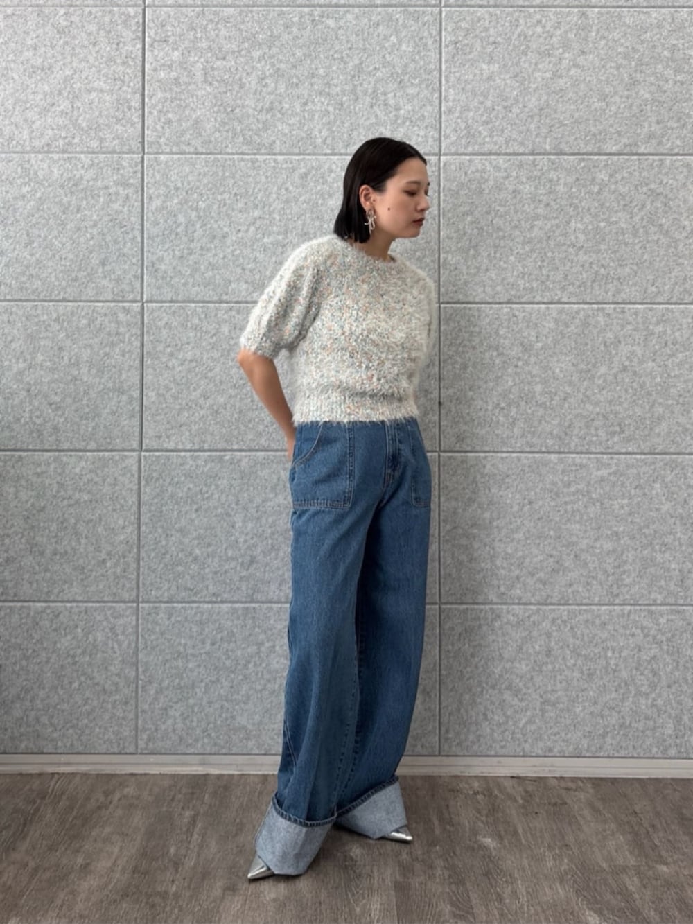 ブルー系のデニムパンツ、ホワイト系のニット/セーターを着用したレディースの夏コーディネートの3枚目の写真