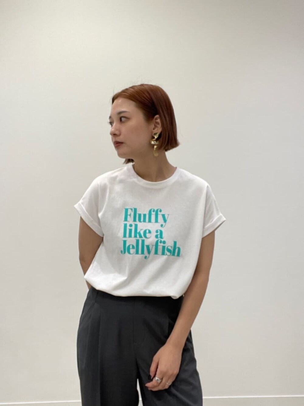 ホワイト系のTシャツ/カットソー、グレー系のその他パンツを着用したレディースの夏コーディネートの3枚目の写真