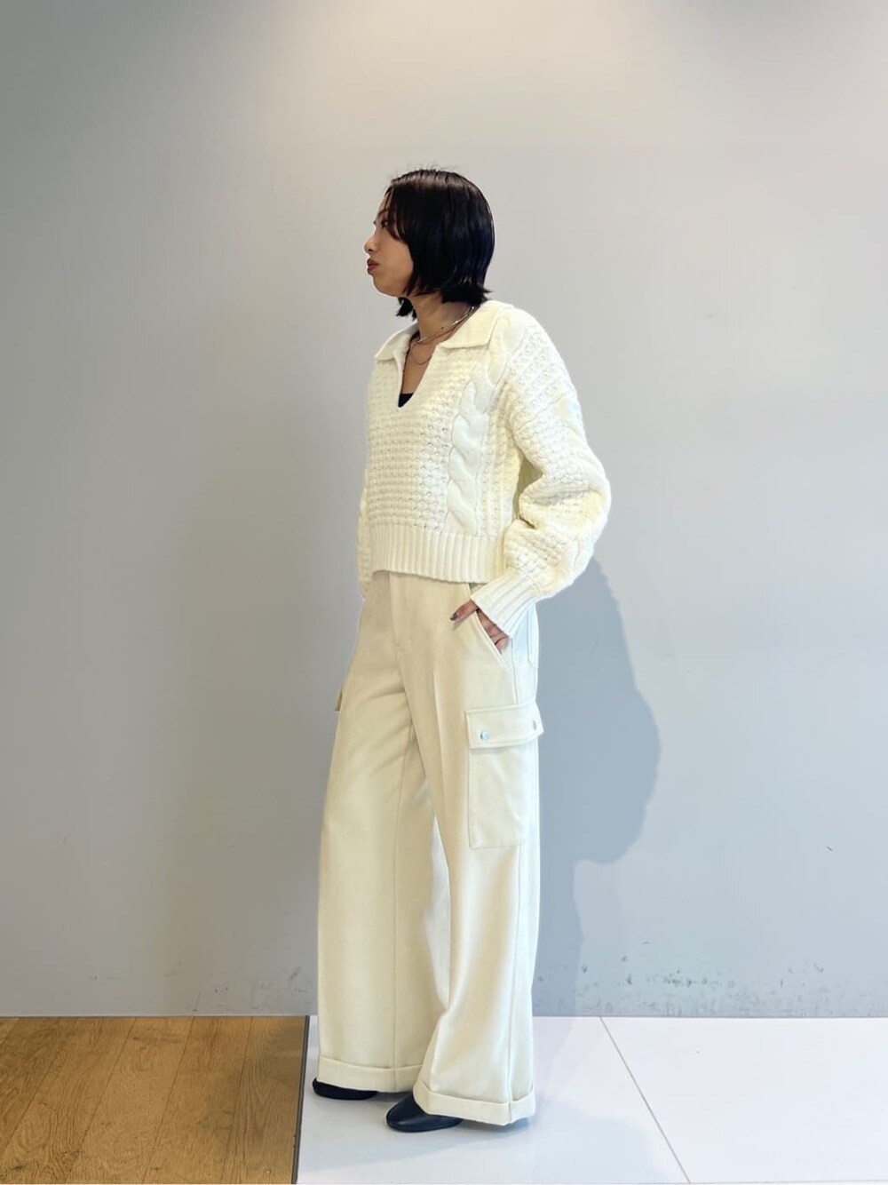 ホワイト系のニット/セーター、ホワイト系のその他パンツ、ブラック系のハンドバッグを着用したレディースの秋コーディネートの2枚目の写真