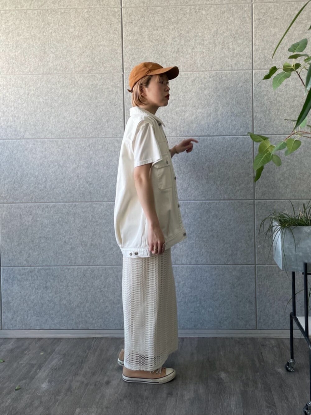 ホワイト系のデニムジャケット、ホワイト系のTシャツ/カットソー、ホワイト系のスカートを着用したレディースの春コーディネートの5枚目の写真