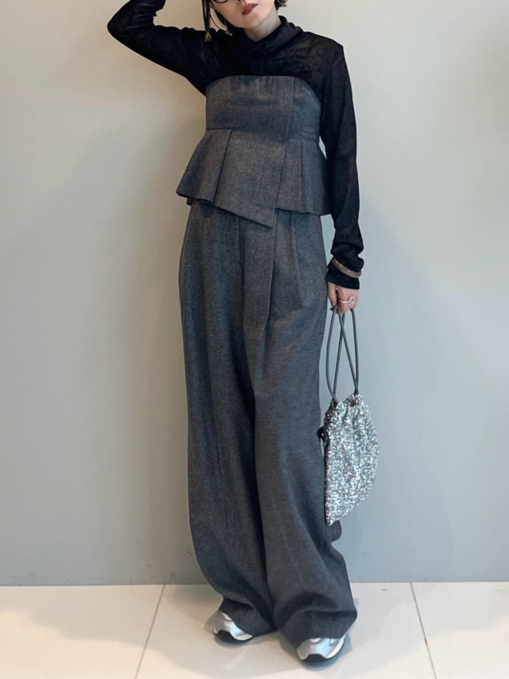 シルバー系のショルダーバッグ、グレー系のその他パンツ、グレー系のベストを着用したレディースの冬コーディネートの3枚目の写真