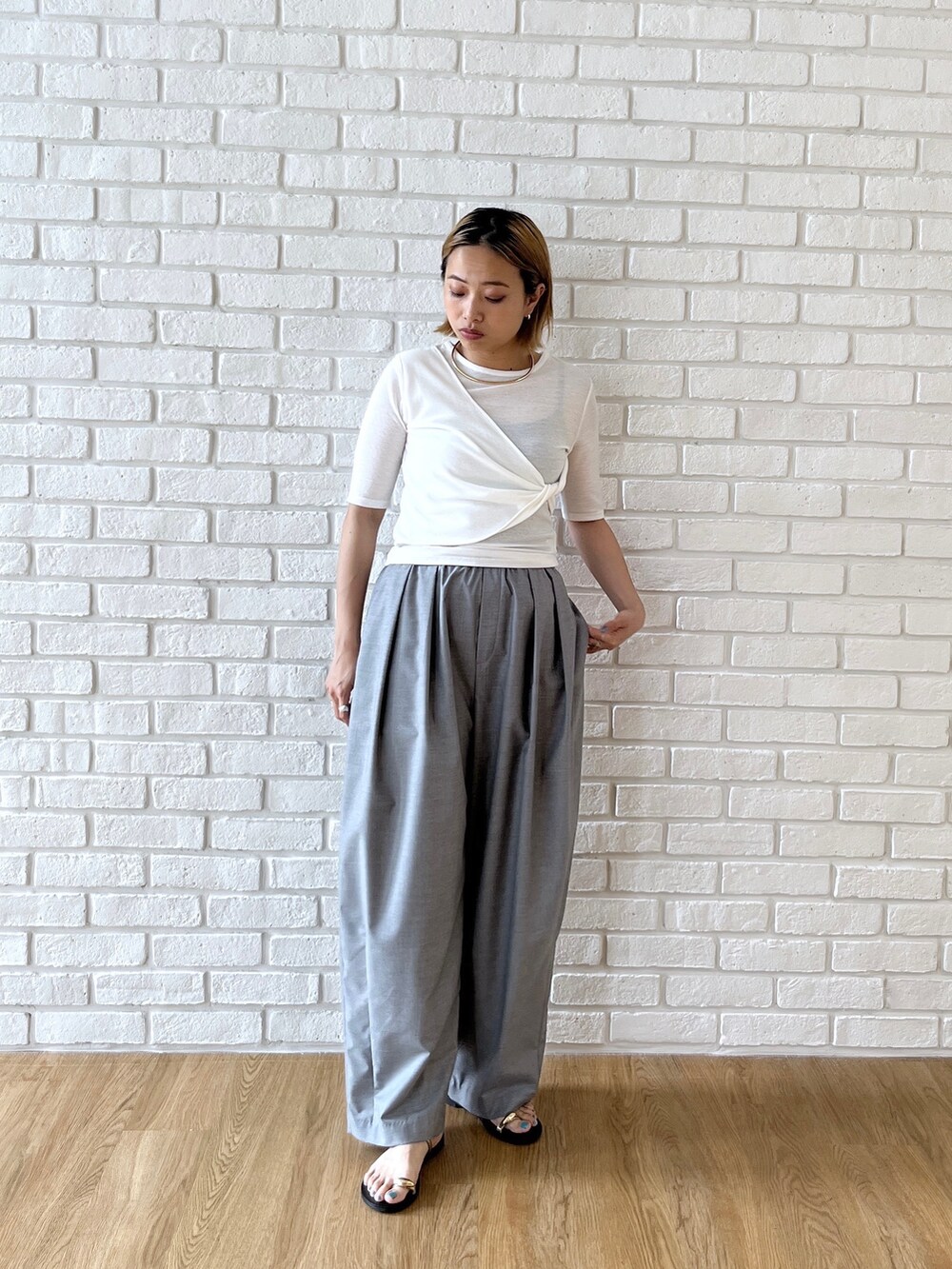 ホワイト系のTシャツ/カットソー、グレー系のその他パンツを着用したレディースの夏コーディネートの9枚目の写真