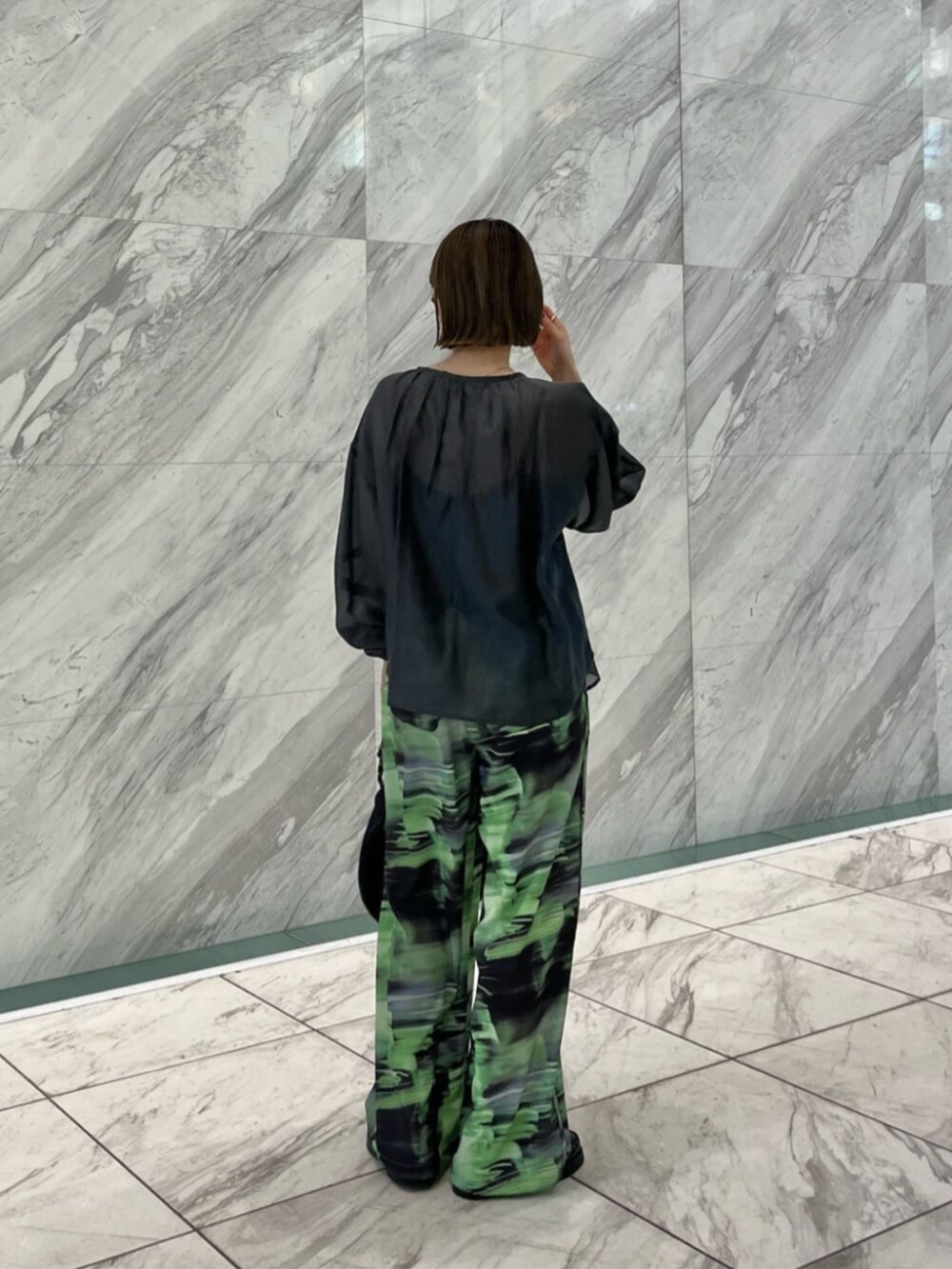 グレー系のシャツ/ブラウス、グリーン系のその他パンツを着用したレディースの春コーディネートの3枚目の写真