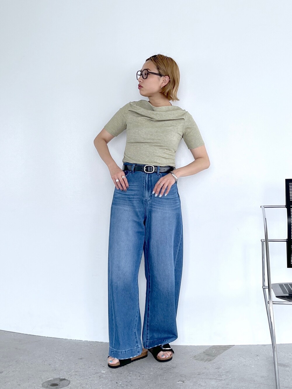 グリーン系のTシャツ/カットソー、ブルー系のデニムパンツを着用したレディースの夏コーディネートの2枚目の写真
