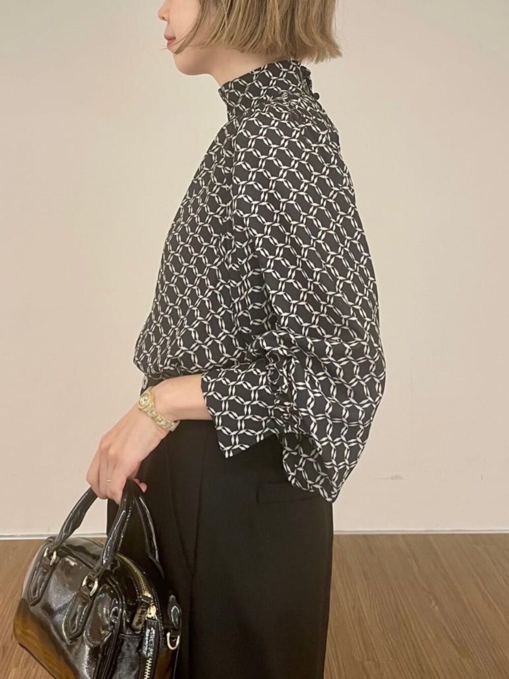 ブラック系のスカート、ブラック系のシャツ/ブラウスを着用したレディースの秋コーディネートの3枚目の写真