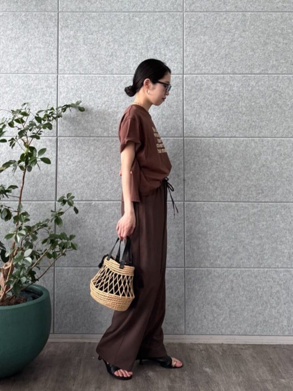 ブラウン系のその他パンツ、ブラウン系のTシャツ/カットソーを着用したレディースの夏コーディネートの3枚目の写真