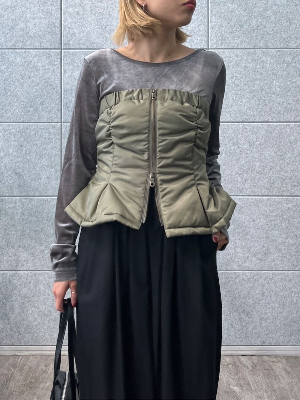 グリーン系のその他アウター、グレー系のTシャツ/カットソー、ブラック系のその他パンツを着用したレディースの秋コーディネートの5枚目の写真