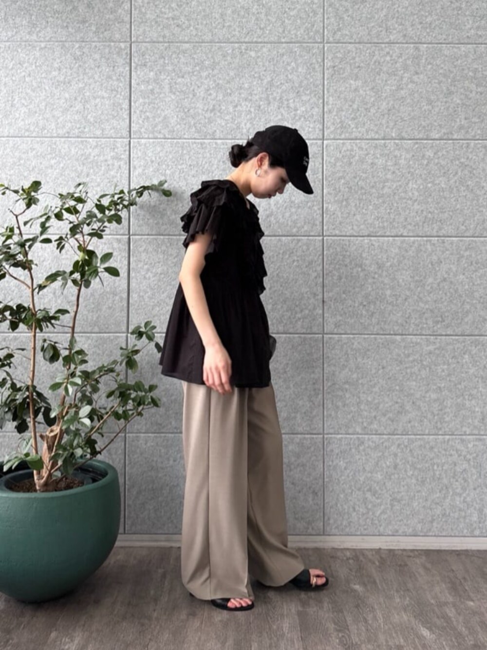 ブラック系のシャツ/ブラウス、ベージュ系のその他パンツを着用したレディースの夏コーディネートの2枚目の写真