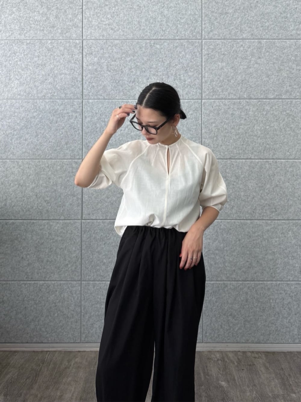 ブラック系のその他パンツ、ホワイト系のシャツ/ブラウスを着用したレディースの夏コーディネートの5枚目の写真