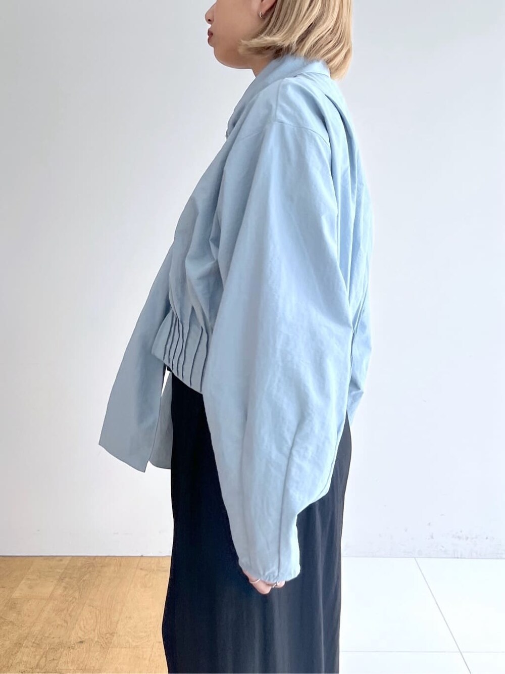 ブルー系のシャツ/ブラウス、ブラック系のその他パンツ、ブラック系のサンダルを着用したレディースの春コーディネートの6枚目の写真