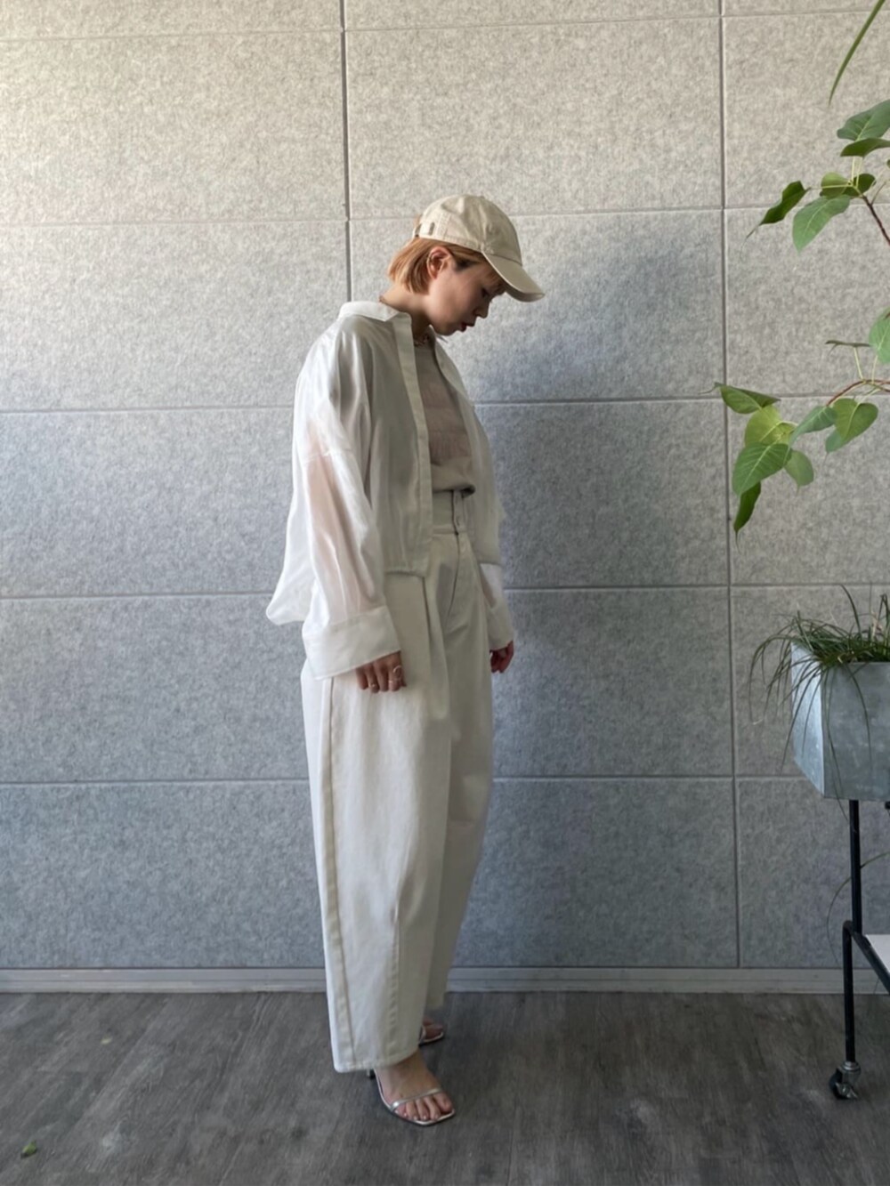 ホワイト系のデニムパンツ、ホワイト系のシャツ/ブラウス、グレー系のTシャツ/カットソーを着用したレディースの春コーディネートの3枚目の写真