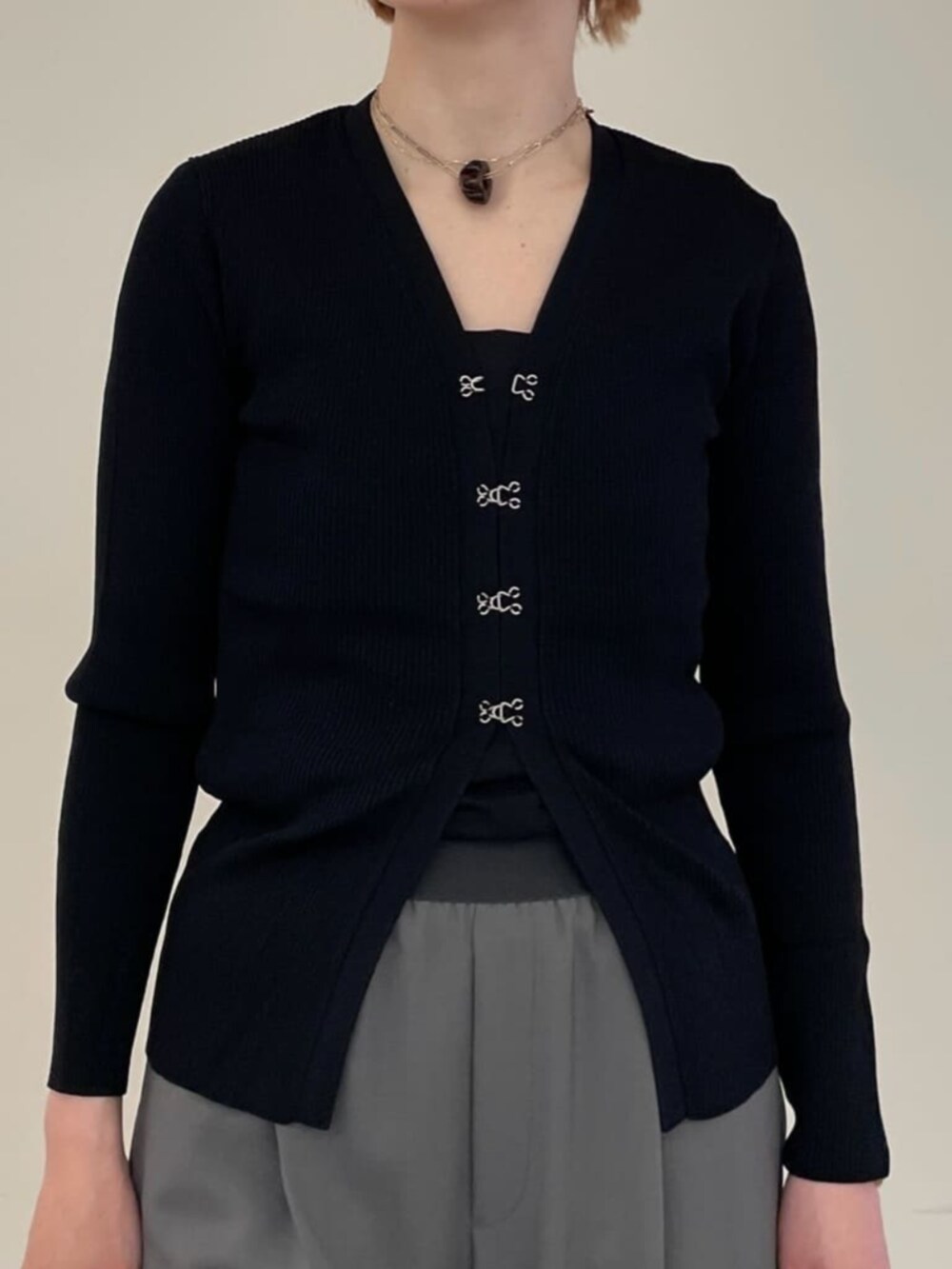 グレー系のその他パンツ、ブラック系のカーディガン/ボレロを着用したレディースの春コーディネートの4枚目の写真