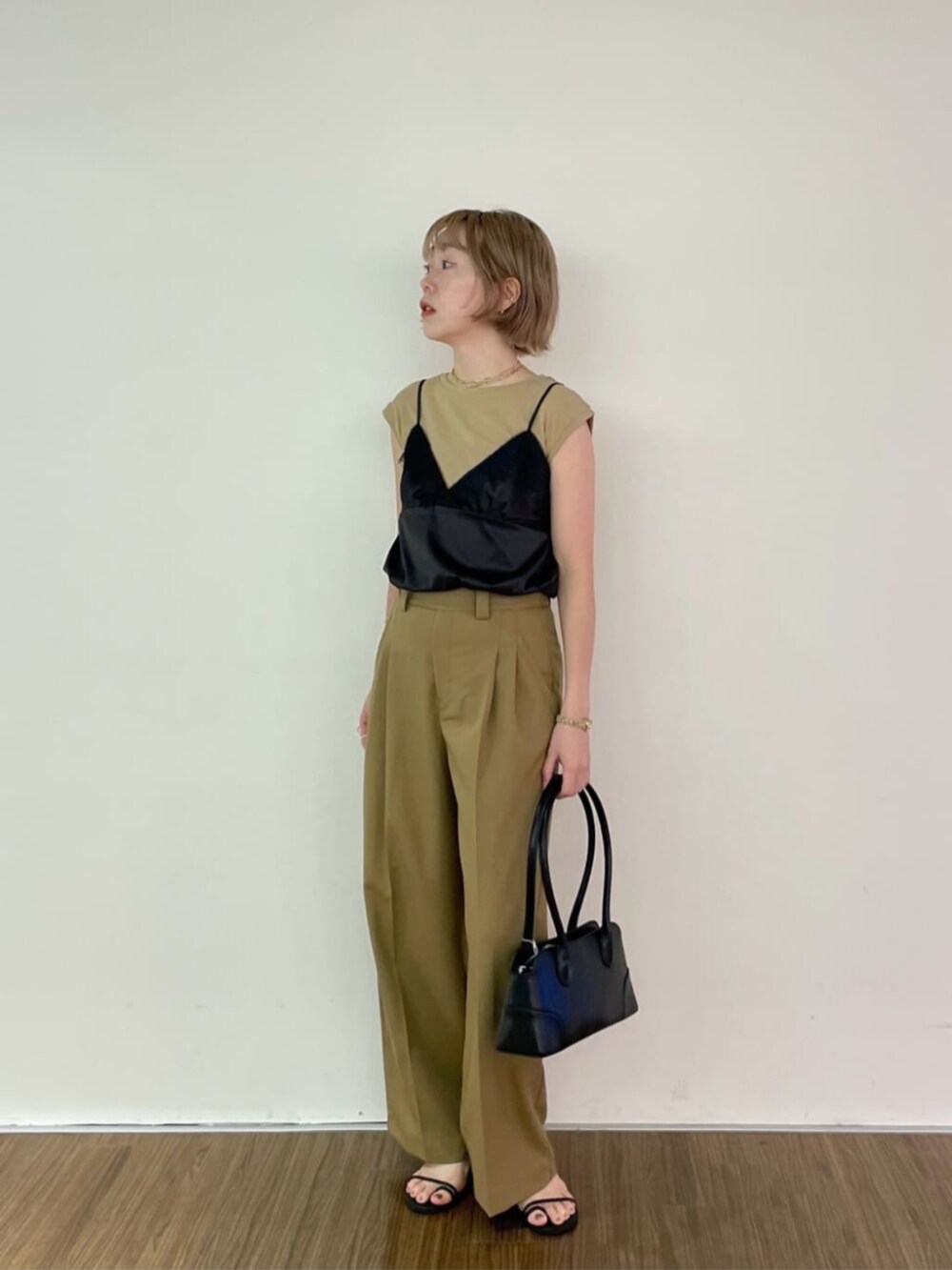 イエロー系のその他パンツ、ブラック系のTシャツ/カットソーを着用したレディースの夏コーディネートの3枚目の写真