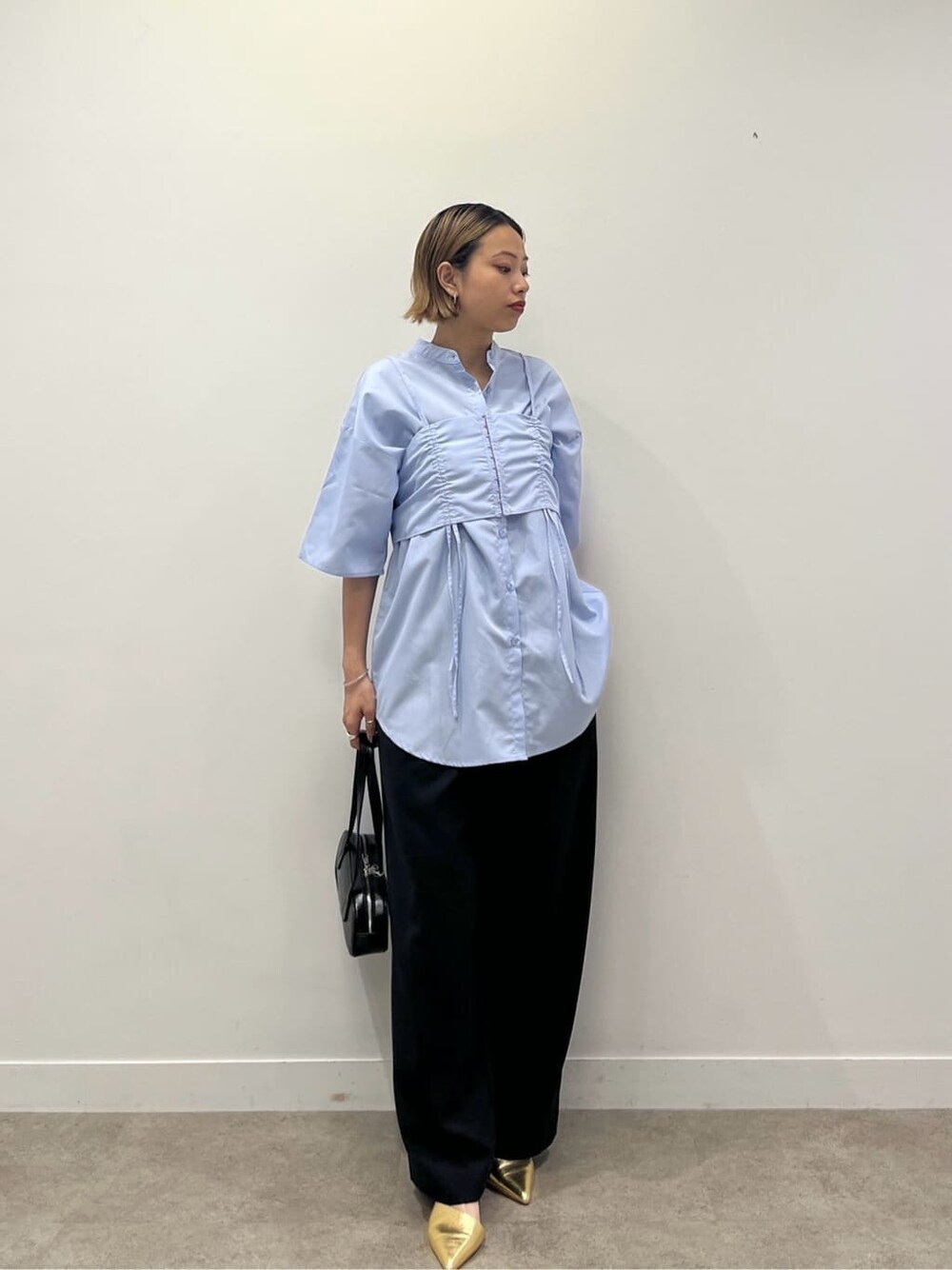 ブルー系のシャツ/ブラウス、ブラック系のその他パンツ、ブラック系のハンドバッグを着用したレディースの夏コーディネートの8枚目の写真