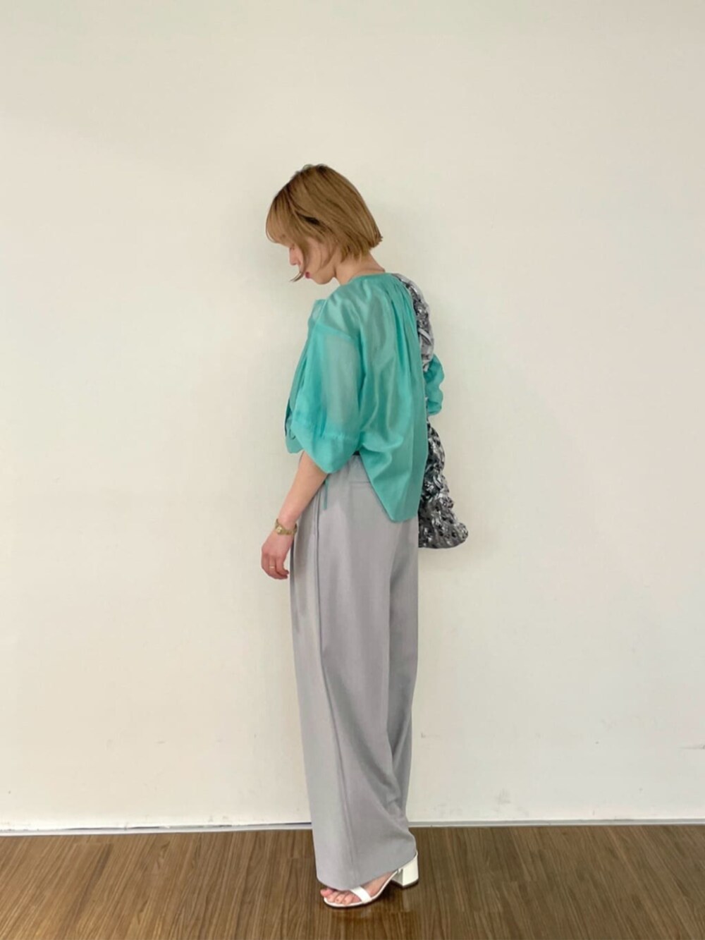 グレー系のその他パンツ、シルバー系のトートバッグ、グリーン系のシャツ/ブラウスを着用したレディースの春コーディネートの2枚目の写真