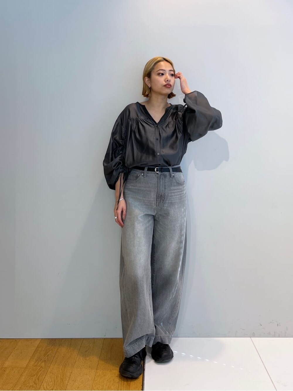 グレー系のシャツ/ブラウス、グレー系のデニムパンツを着用したレディースの冬コーディネートの8枚目の写真