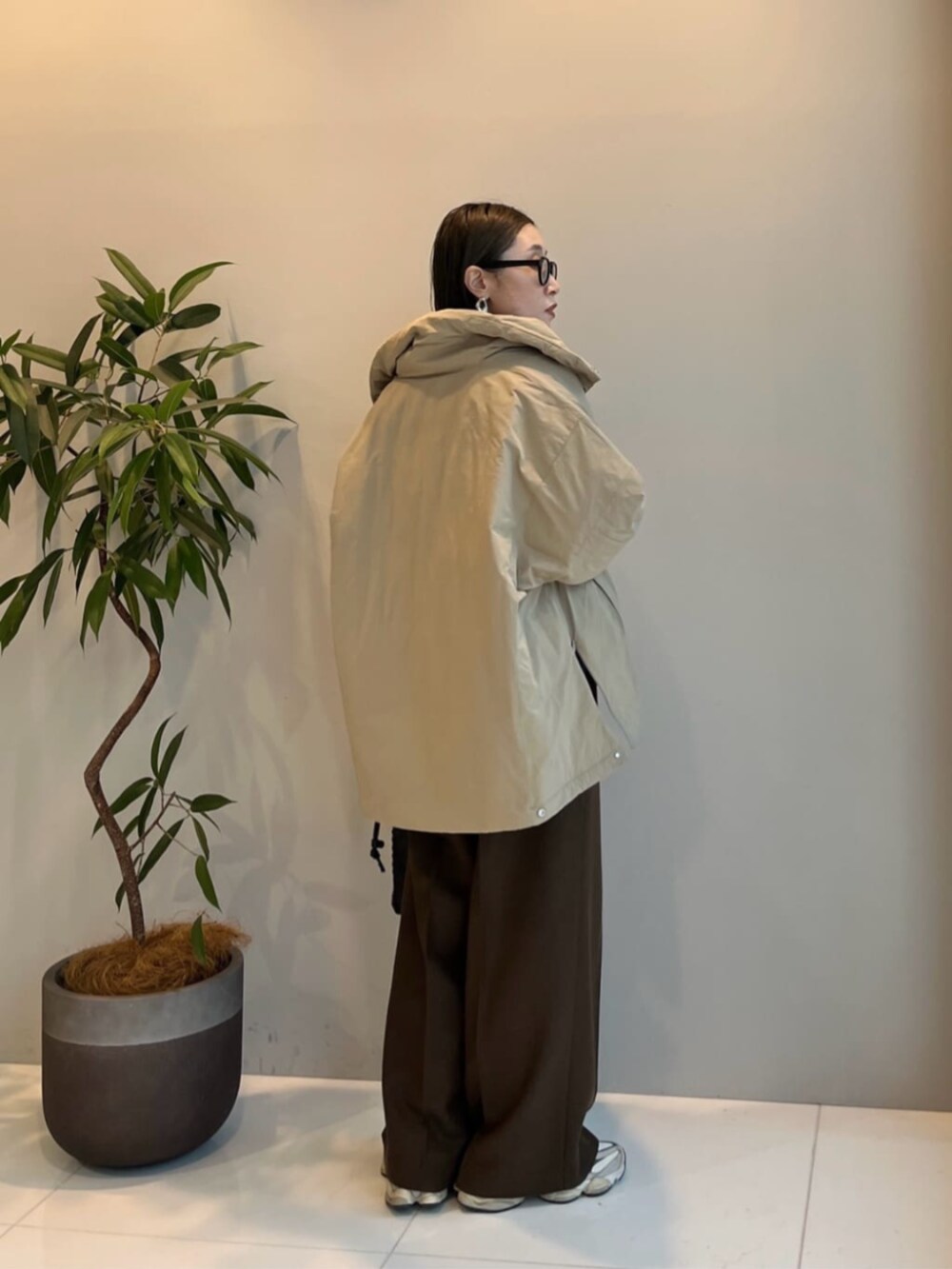 ブルー系のシャツ/ブラウス、ブラウン系のその他パンツ、ブラウン系のその他アウターを着用したレディースの冬コーディネートの2枚目の写真