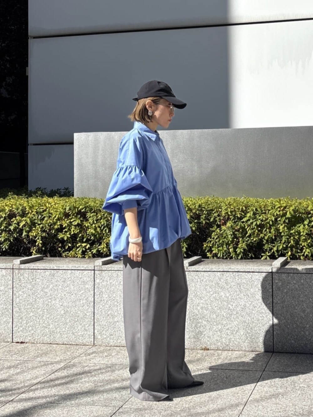 グレー系のその他パンツ、ブルー系のシャツ/ブラウスを着用したレディースの春コーディネートの3枚目の写真