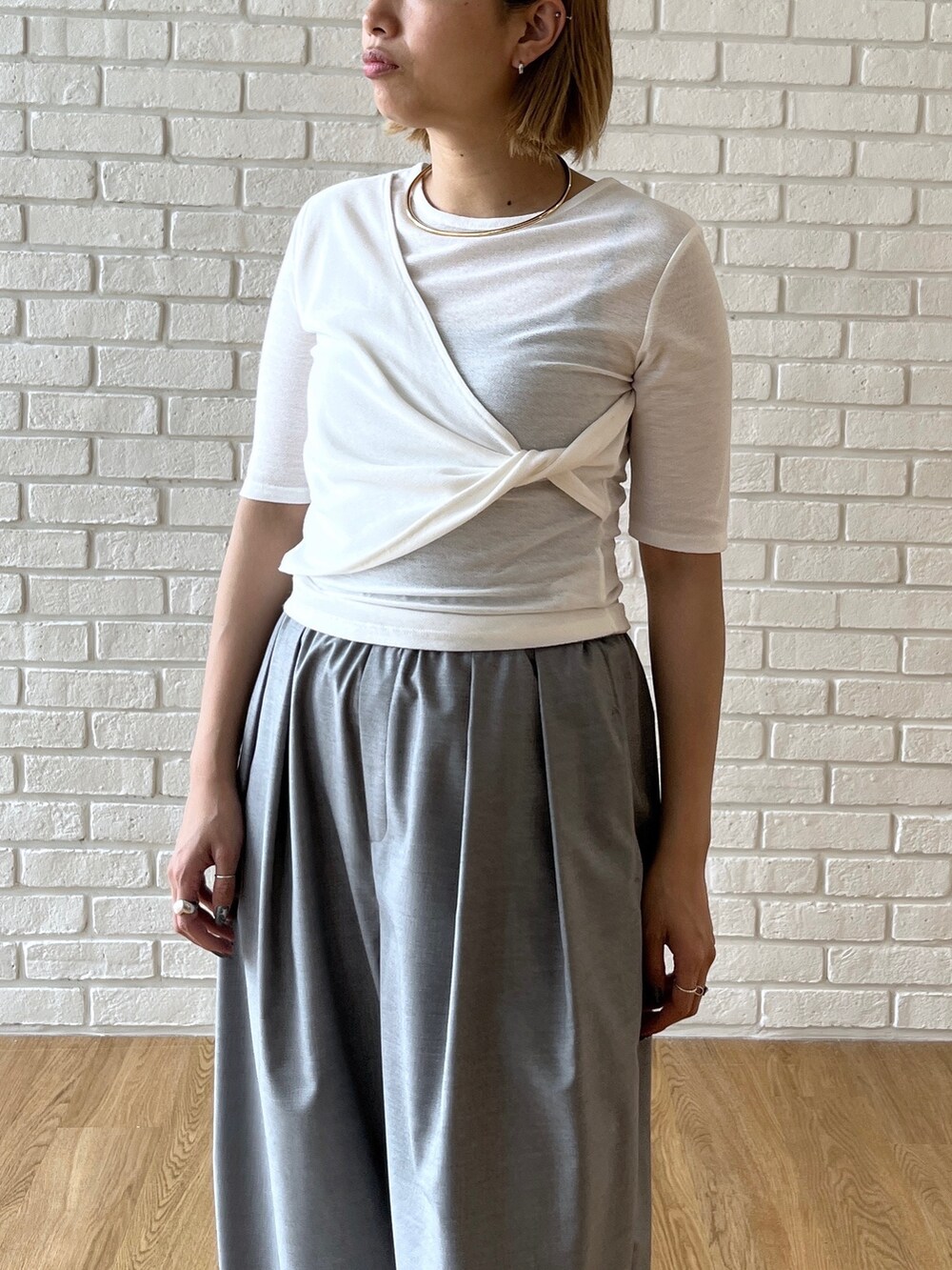ホワイト系のTシャツ/カットソー、グレー系のその他パンツを着用したレディースの夏コーディネートの7枚目の写真