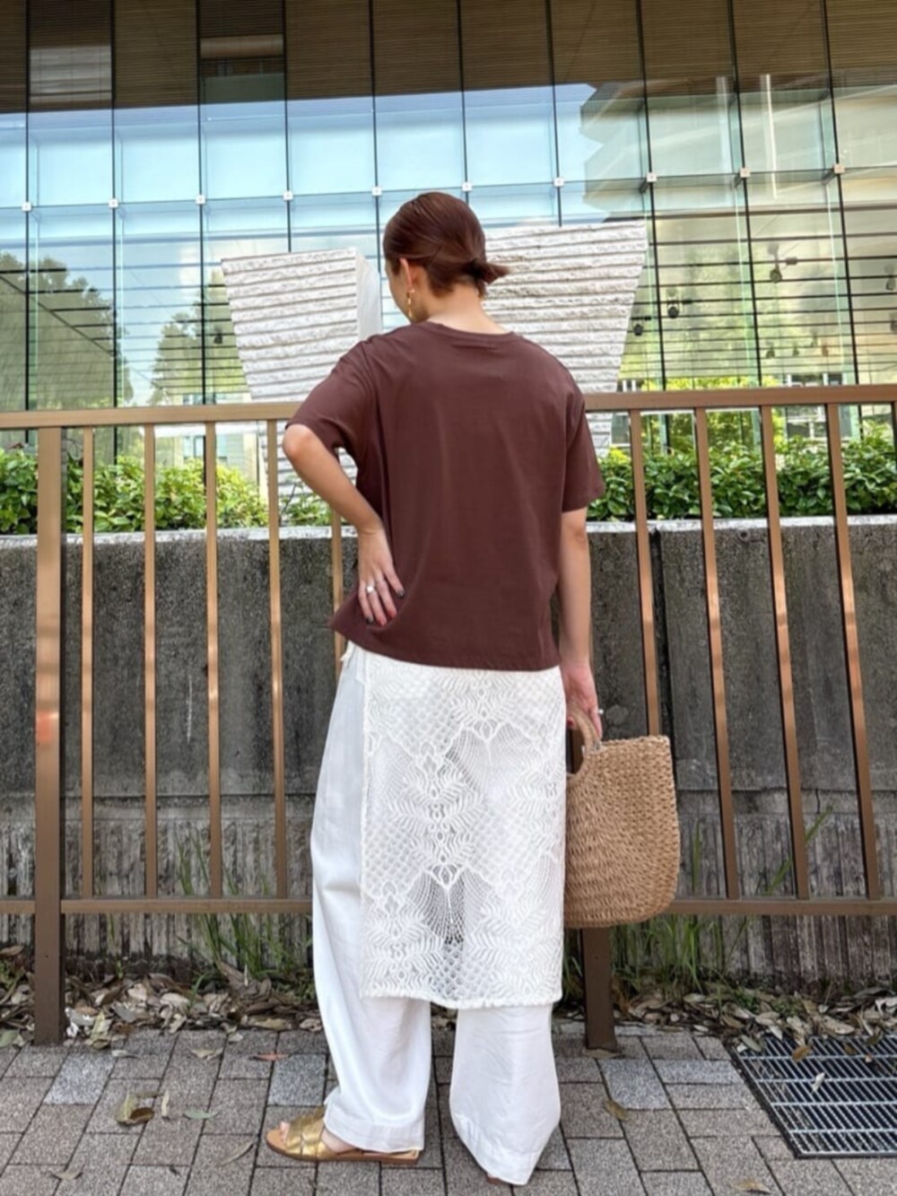 ホワイト系のデニムパンツ、ホワイト系のその他パンツ、ブラウン系のTシャツ/カットソーを着用したレディースの夏コーディネートの3枚目の写真