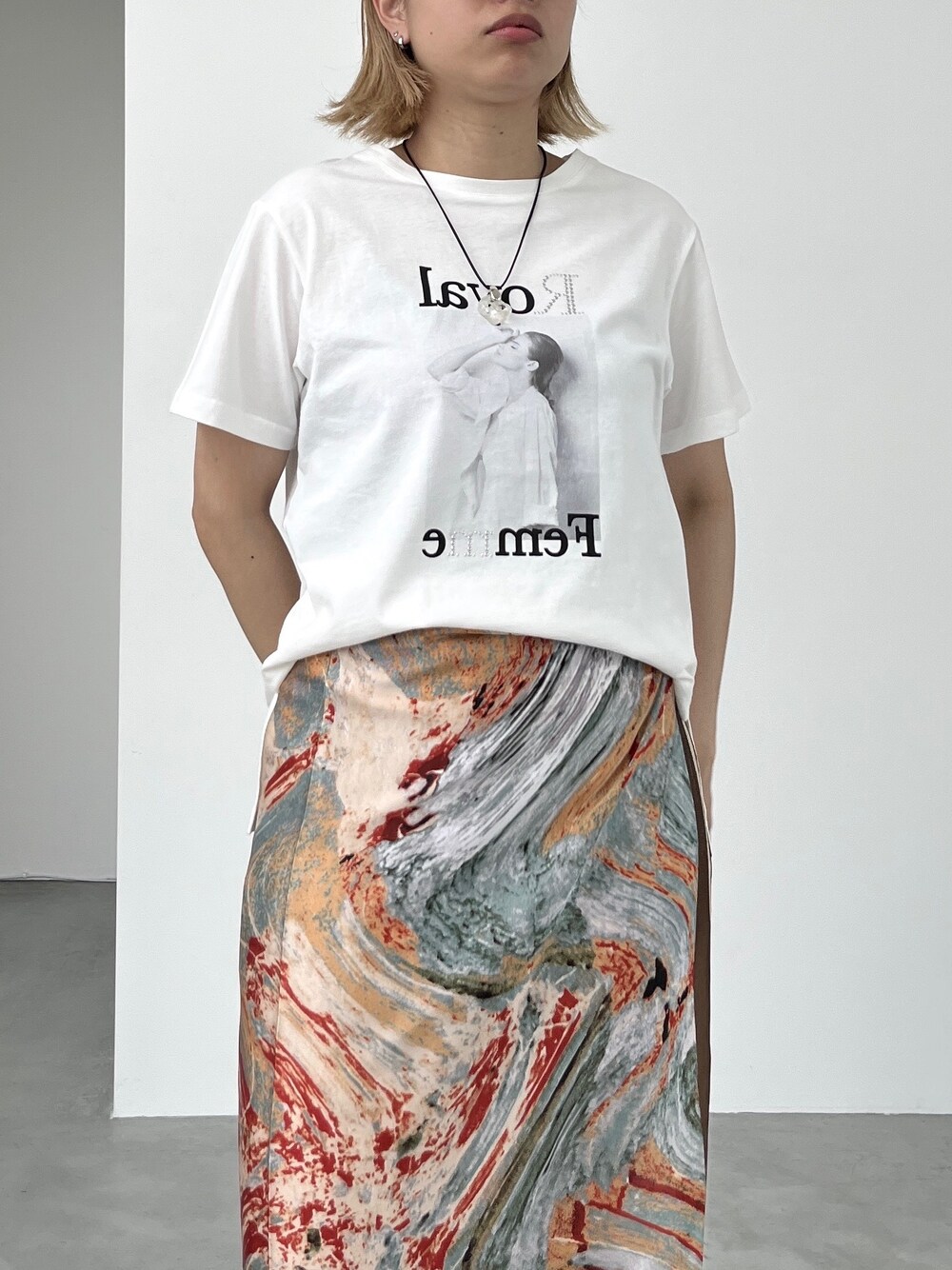 ホワイト系のTシャツ/カットソー、ホワイト系のネックレスを着用したレディースの夏コーディネートの4枚目の写真