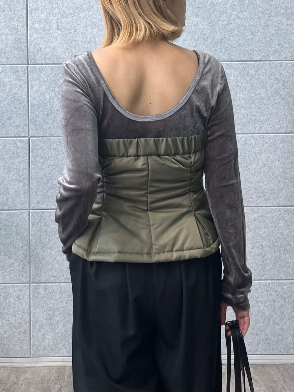 グリーン系のその他アウター、グレー系のTシャツ/カットソー、ブラック系のその他パンツを着用したレディースの秋コーディネートの7枚目の写真