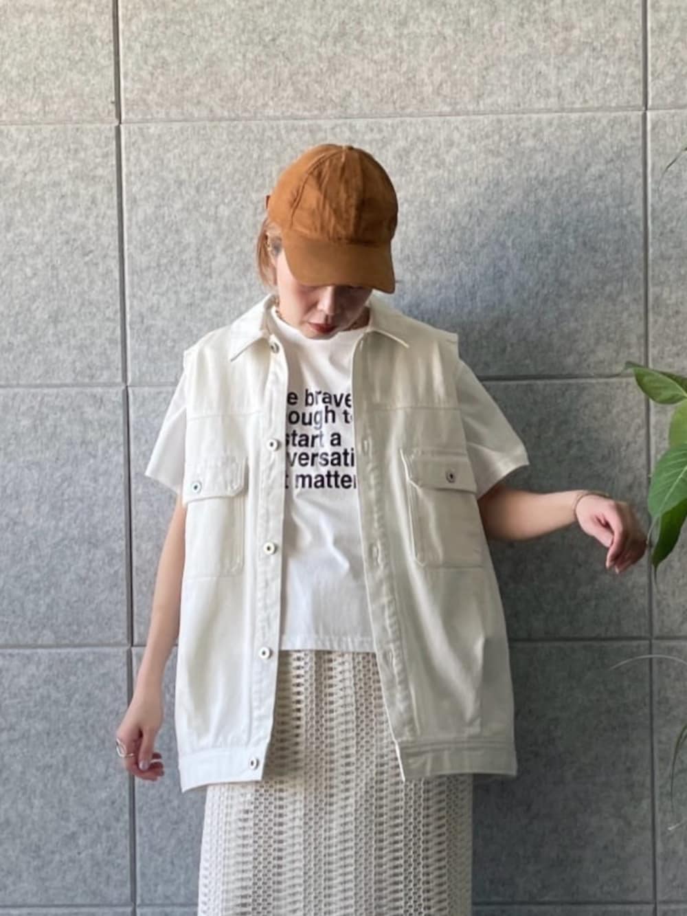 ホワイト系のデニムジャケット、ホワイト系のTシャツ/カットソー、ホワイト系のスカートを着用したレディースの春コーディネートの3枚目の写真