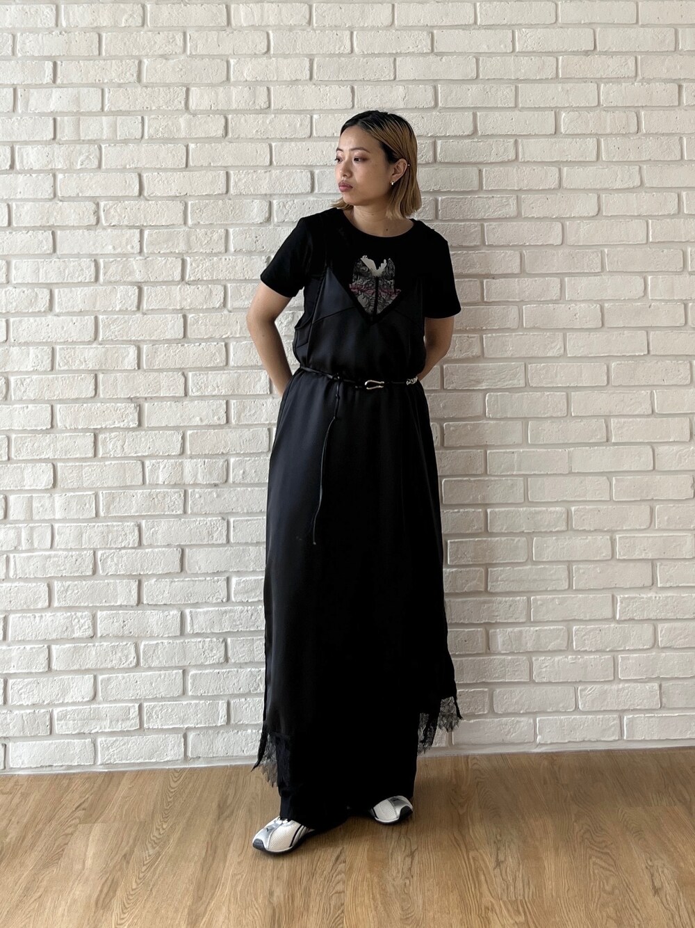 ブラック系のワンピース、ブラック系のTシャツ/カットソー、ブラック系のその他パンツを着用したレディースの夏コーディネートの8枚目の写真