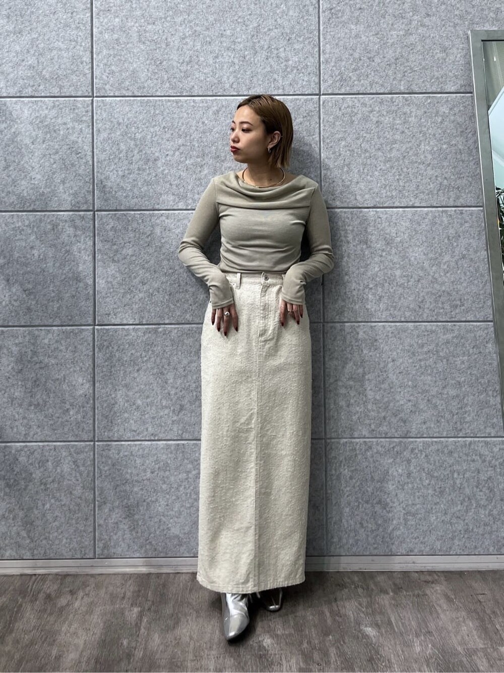 グリーン系のTシャツ/カットソー、ホワイト系のスカートを着用したレディースの冬コーディネートの9枚目の写真