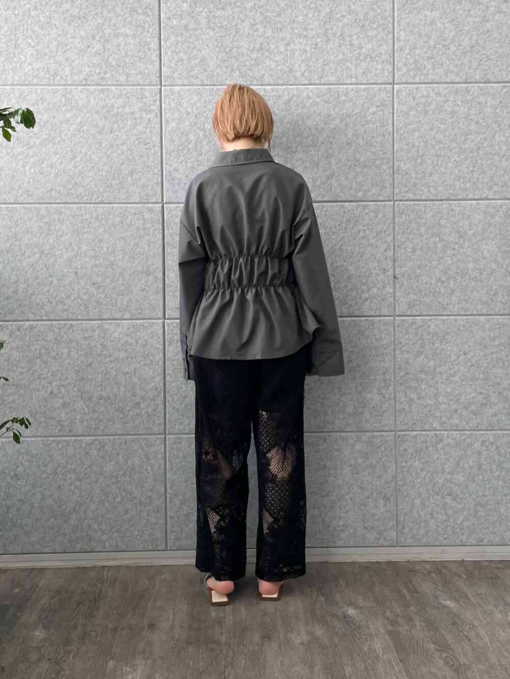 グレー系のシャツ/ブラウスを着用したレディースの春コーディネートの3枚目の写真