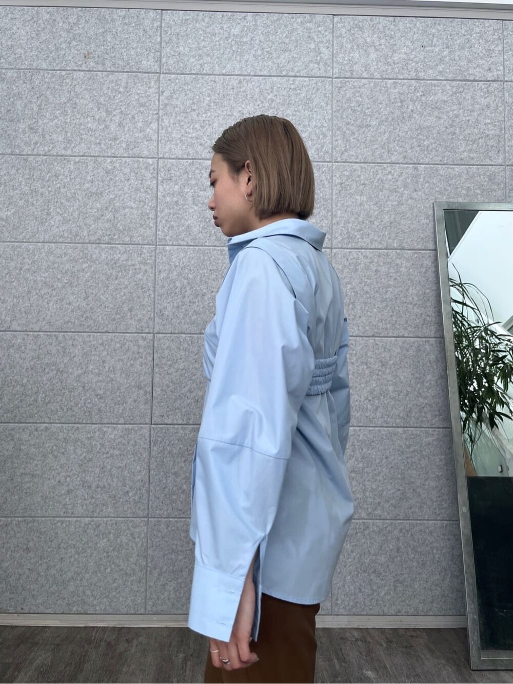 ブルー系のシャツ/ブラウス、ブラウン系のその他パンツを着用したレディースの冬コーディネートの8枚目の写真